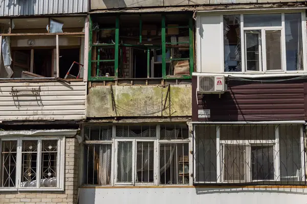 Kharkiv, Ukrayna, 11 Haziran 2025 Kharkiv 'de bir yerleşim yeri bir Rus Şaban uçağı tarafından vuruldu. Hasar çok fazlaydı, birkaç daire yandı ve sayısız pencere yıkıldı..