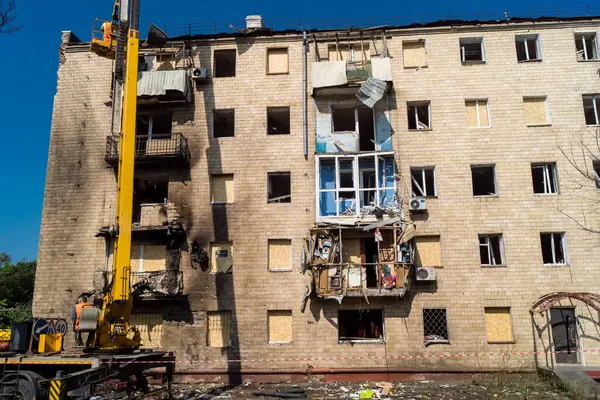 Kharkiv, Ukrayna, 11 Haziran 2025 Kharkiv 'de bir yerleşim yeri bir Rus Şaban uçağı tarafından vuruldu. Hasar çok fazlaydı, birkaç daire yandı ve sayısız pencere yıkıldı..