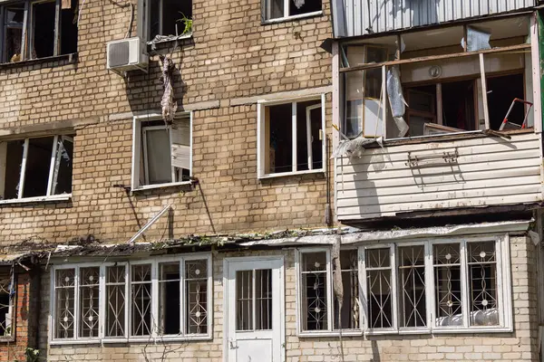 Kharkiv, Ukrayna, 11 Haziran 2025 Kharkiv 'de bir yerleşim yeri bir Rus Şaban uçağı tarafından vuruldu. Hasar çok fazlaydı, birkaç daire yandı ve sayısız pencere yıkıldı..