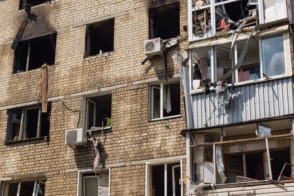 Kharkiv, Ukrayna, 11 Haziran 2025 Kharkiv 'de bir yerleşim yeri bir Rus Şaban uçağı tarafından vuruldu. Hasar çok fazlaydı, birkaç daire yandı ve sayısız pencere yıkıldı..