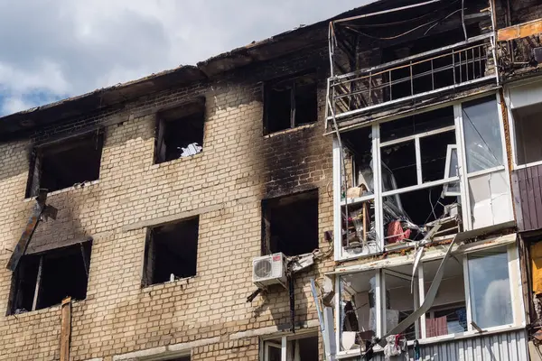 Kharkiv, Ukrayna, 11 Haziran 2025 Kharkiv 'de bir yerleşim yeri bir Rus Şaban uçağı tarafından vuruldu. Hasar çok fazlaydı, birkaç daire yandı ve sayısız pencere yıkıldı..