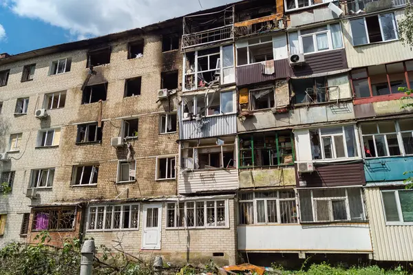 Kharkiv, Ukrayna, 11 Haziran 2025 Kharkiv 'de bir yerleşim yeri bir Rus Şaban uçağı tarafından vuruldu. Hasar çok fazlaydı, birkaç daire yandı ve sayısız pencere yıkıldı..