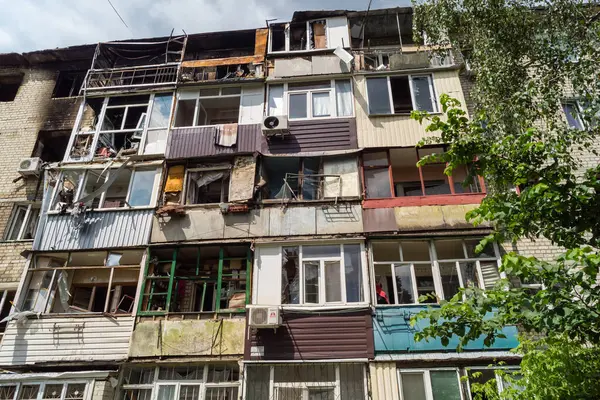 Kharkiv, Ukrayna, 11 Haziran 2025 Kharkiv 'de bir yerleşim yeri bir Rus Şaban uçağı tarafından vuruldu. Hasar çok fazlaydı, birkaç daire yandı ve sayısız pencere yıkıldı..