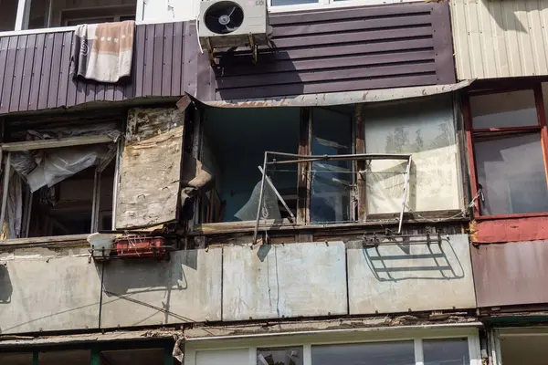 Kharkiv, Ukrayna, 11 Haziran 2025 Kharkiv 'de bir yerleşim yeri bir Rus Şaban uçağı tarafından vuruldu. Hasar çok fazlaydı, birkaç daire yandı ve sayısız pencere yıkıldı..