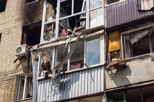 Kharkiv, Ukrayna, 11 Haziran 2025 Kharkiv 'de bir yerleşim yeri bir Rus Şaban uçağı tarafından vuruldu. Hasar çok fazlaydı, birkaç daire yandı ve sayısız pencere yıkıldı..