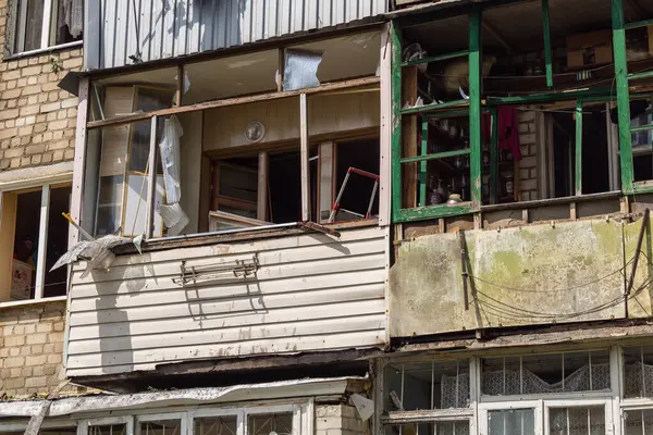 Kharkiv, Ukrayna, 11 Haziran 2025 Kharkiv 'de bir yerleşim yeri bir Rus Şaban uçağı tarafından vuruldu. Hasar çok fazlaydı, birkaç daire yandı ve sayısız pencere yıkıldı..