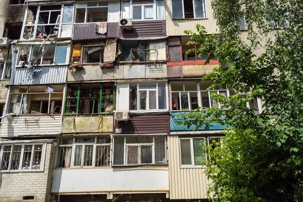 Kharkiv, Ukrayna, 11 Haziran 2025 Kharkiv 'de bir yerleşim yeri bir Rus Şaban uçağı tarafından vuruldu. Hasar çok fazlaydı, birkaç daire yandı ve sayısız pencere yıkıldı..