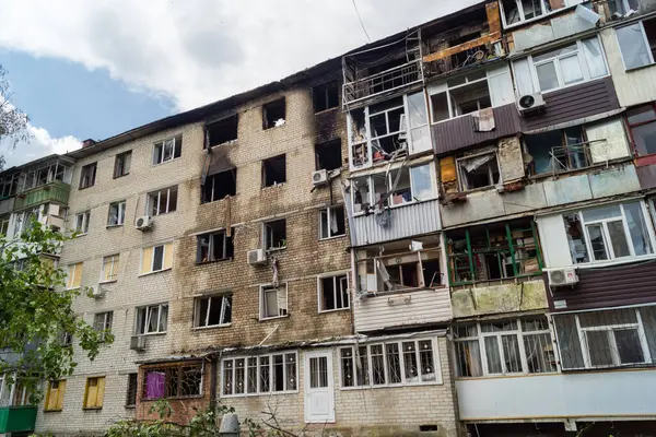 Kharkiv, Ukrayna, 11 Haziran 2025 Kharkiv 'de bir yerleşim yeri bir Rus Şaban uçağı tarafından vuruldu. Hasar çok fazlaydı, birkaç daire yandı ve sayısız pencere yıkıldı..