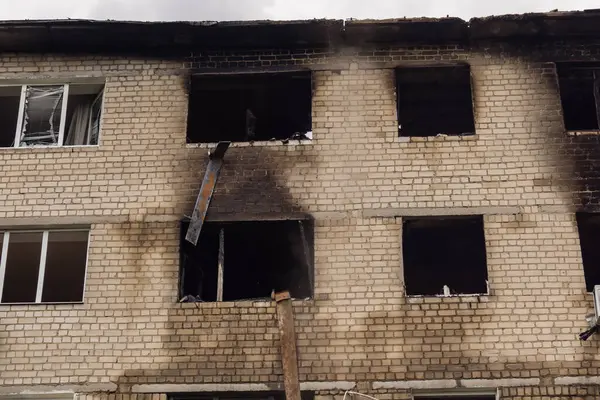 Kharkiv, Ukrayna, 11 Haziran 2025 Kharkiv 'de bir yerleşim yeri bir Rus Şaban uçağı tarafından vuruldu. Hasar çok fazlaydı, birkaç daire yandı ve sayısız pencere yıkıldı..