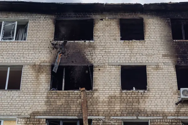 Kharkiv, Ukrayna, 11 Haziran 2025 Kharkiv 'de bir yerleşim yeri bir Rus Şaban uçağı tarafından vuruldu. Hasar çok fazlaydı, birkaç daire yandı ve sayısız pencere yıkıldı..