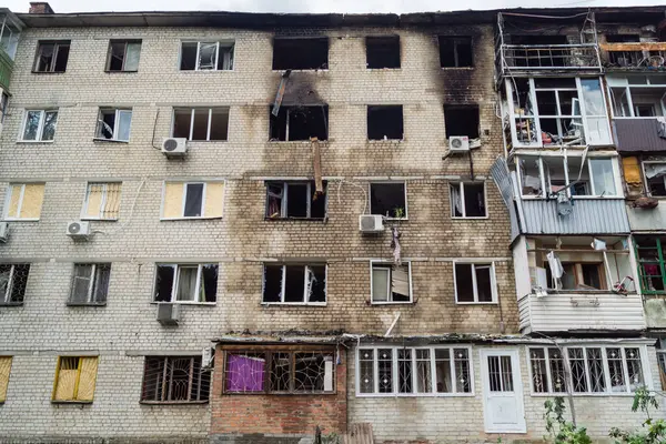 Kharkiv, Ukrayna, 11 Haziran 2025 Kharkiv 'de bir yerleşim yeri bir Rus Şaban uçağı tarafından vuruldu. Hasar çok fazlaydı, birkaç daire yandı ve sayısız pencere yıkıldı..