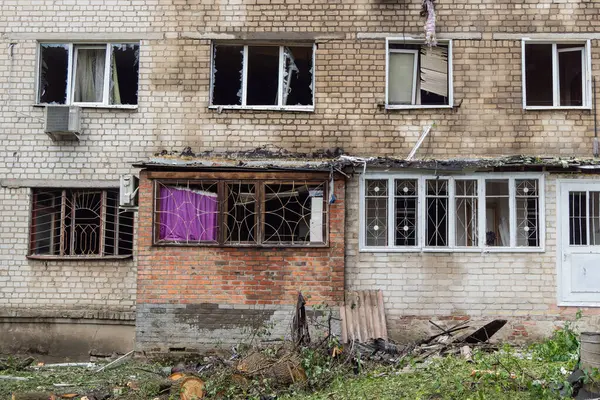 Kharkiv, Ukrayna, 11 Haziran 2025 Kharkiv 'de bir yerleşim yeri bir Rus Şaban uçağı tarafından vuruldu. Hasar çok fazlaydı, birkaç daire yandı ve sayısız pencere yıkıldı..