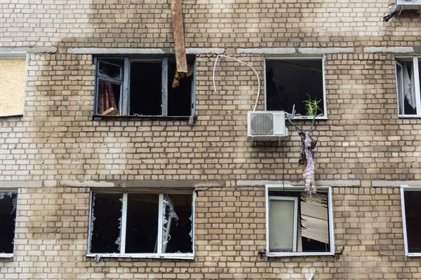 Kharkiv, Ukrayna, 11 Haziran 2025 Kharkiv 'de bir yerleşim yeri bir Rus Şaban uçağı tarafından vuruldu. Hasar çok fazlaydı, birkaç daire yandı ve sayısız pencere yıkıldı..