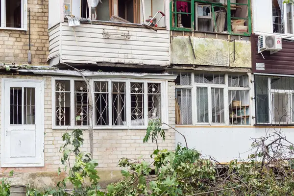 Kharkiv, Ukrayna, 11 Haziran 2025 Kharkiv 'de bir yerleşim yeri bir Rus Şaban uçağı tarafından vuruldu. Hasar çok fazlaydı, birkaç daire yandı ve sayısız pencere yıkıldı..