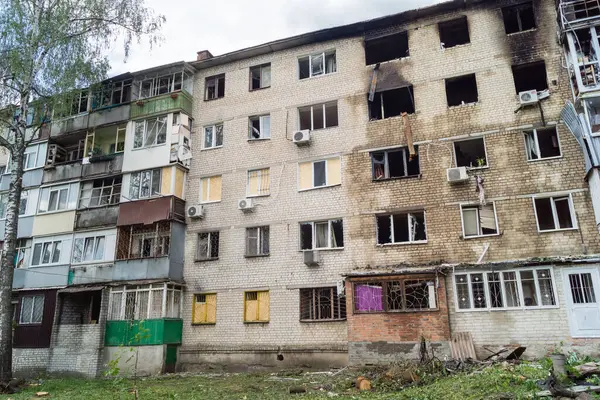 Kharkiv, Ukrayna, 11 Haziran 2025 Kharkiv 'de bir yerleşim yeri bir Rus Şaban uçağı tarafından vuruldu. Hasar çok fazlaydı, birkaç daire yandı ve sayısız pencere yıkıldı..