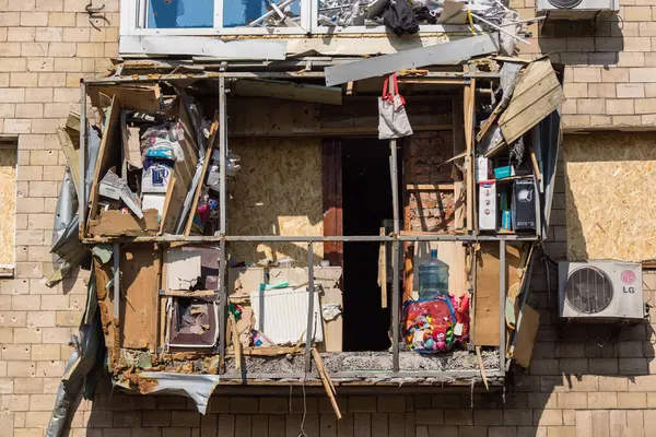 Kharkiv, Ukrayna, 11 Haziran 2025 Kharkiv 'de bir yerleşim yeri bir Rus Şaban uçağı tarafından vuruldu. Hasar çok fazlaydı, birkaç daire yandı ve sayısız pencere yıkıldı..