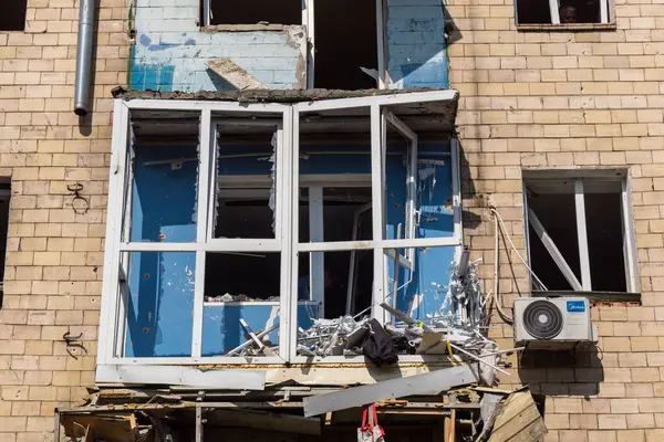 Kharkiv, Ukrayna, 11 Haziran 2025 Kharkiv 'de bir yerleşim yeri bir Rus Şaban uçağı tarafından vuruldu. Hasar çok fazlaydı, birkaç daire yandı ve sayısız pencere yıkıldı..