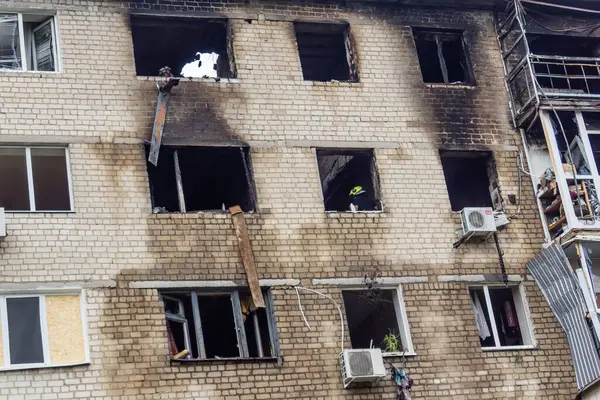 Kharkiv, Ukrayna, 11 Haziran 2025 Kharkiv 'de bir yerleşim yeri bir Rus Şaban uçağı tarafından vuruldu. Hasar çok fazlaydı, birkaç daire yandı ve sayısız pencere yıkıldı..