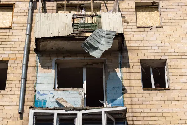 Kharkiv, Ukrayna, 11 Haziran 2025 Kharkiv 'de bir yerleşim yeri bir Rus Şaban uçağı tarafından vuruldu. Hasar çok fazlaydı, birkaç daire yandı ve sayısız pencere yıkıldı..