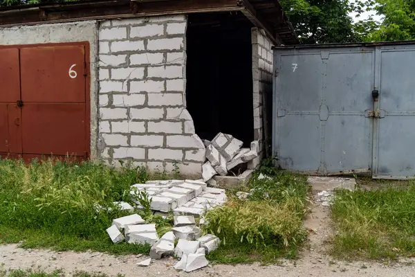 Kharkiv, Ukrayna, 11 Haziran 2025 Kharkiv 'de bir yerleşim yeri bir Rus Şaban uçağı tarafından vuruldu. Hasar çok fazlaydı, birkaç daire yandı ve sayısız pencere yıkıldı..