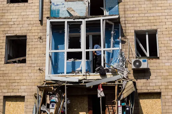 Kharkiv, Ukrayna, 11 Haziran 2025 Kharkiv 'de bir yerleşim yeri bir Rus Şaban uçağı tarafından vuruldu. Hasar çok fazlaydı, birkaç daire yandı ve sayısız pencere yıkıldı..