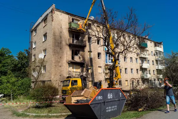 Kharkiv, Ukrayna, 11 Haziran 2025 Kharkiv 'de bir yerleşim yeri bir Rus Şaban uçağı tarafından vuruldu. Hasar çok fazlaydı, birkaç daire yandı ve sayısız pencere yıkıldı..