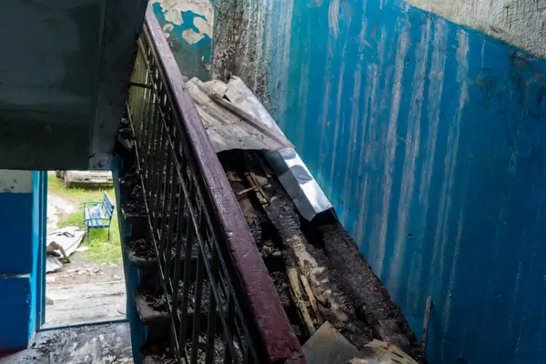 Kharkiv, Ukrayna, 11 Haziran 2025. Harkiv 'de tamamen yanmış bir apartman dairesinde iki Rus Shahed İHA' sının saldırısına uğramış bir manzara. Hasar çok büyüktü..