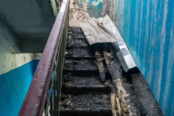 Kharkiv, Ukrayna, 11 Haziran 2025. Harkiv 'de tamamen yanmış bir apartman dairesinde iki Rus Shahed İHA' sının saldırısına uğramış bir manzara. Hasar çok büyüktü..