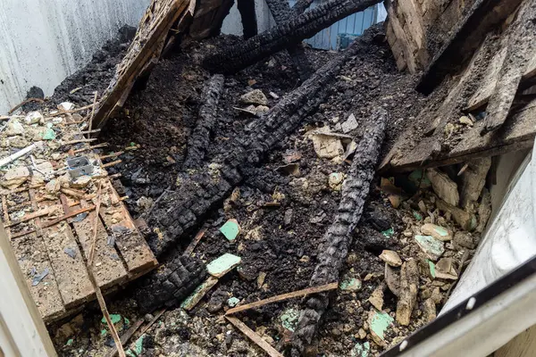 Kharkiv, Ukrayna, 11 Haziran 2025. Harkiv 'de tamamen yanmış bir apartman dairesinde iki Rus Shahed İHA' sının saldırısına uğramış bir manzara. Hasar çok büyüktü..