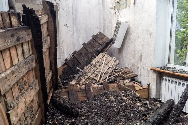 Kharkiv, Ukrayna, 11 Haziran 2025. Harkiv 'de tamamen yanmış bir apartman dairesinde iki Rus Shahed İHA' sının saldırısına uğramış bir manzara. Hasar çok büyüktü..