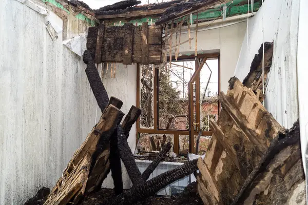 Kharkiv, Ukrayna, 11 Haziran 2025. Harkiv 'de tamamen yanmış bir apartman dairesinde iki Rus Shahed İHA' sının saldırısına uğramış bir manzara. Hasar çok büyüktü..