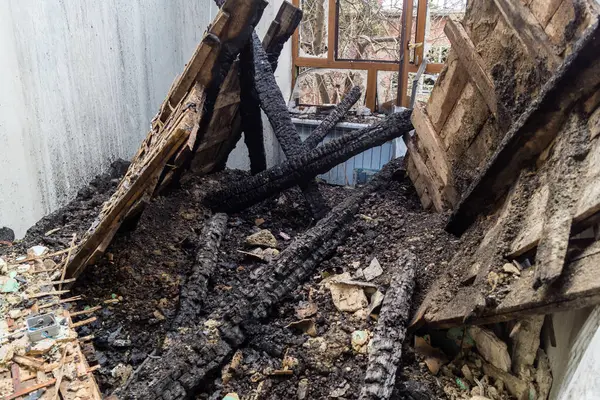 Kharkiv, Ukrayna, 11 Haziran 2025. Harkiv 'de tamamen yanmış bir apartman dairesinde iki Rus Shahed İHA' sının saldırısına uğramış bir manzara. Hasar çok büyüktü..