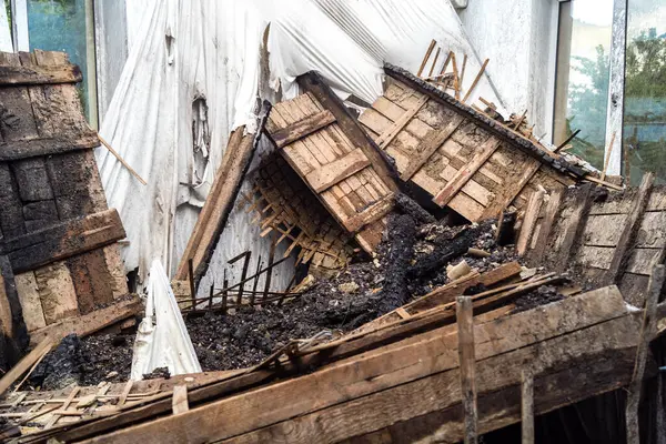 Kharkiv, Ukrayna, 11 Haziran 2025. Harkiv 'de tamamen yanmış bir apartman dairesinde iki Rus Shahed İHA' sının saldırısına uğramış bir manzara. Hasar çok büyüktü..