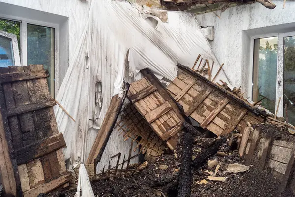 Kharkiv, Ukrayna, 11 Haziran 2025. Harkiv 'de tamamen yanmış bir apartman dairesinde iki Rus Shahed İHA' sının saldırısına uğramış bir manzara. Hasar çok büyüktü..