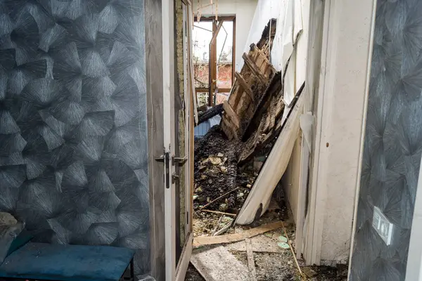 Kharkiv, Ukrayna, 11 Haziran 2025. Harkiv 'de tamamen yanmış bir apartman dairesinde iki Rus Shahed İHA' sının saldırısına uğramış bir manzara. Hasar çok büyüktü..