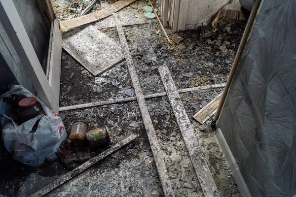 Kharkiv, Ukrayna, 11 Haziran 2025. Harkiv 'de tamamen yanmış bir apartman dairesinde iki Rus Shahed İHA' sının saldırısına uğramış bir manzara. Hasar çok büyüktü..