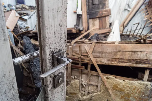 Kharkiv, Ukrayna, 11 Haziran 2025. Harkiv 'de tamamen yanmış bir apartman dairesinde iki Rus Shahed İHA' sının saldırısına uğramış bir manzara. Hasar çok büyüktü..