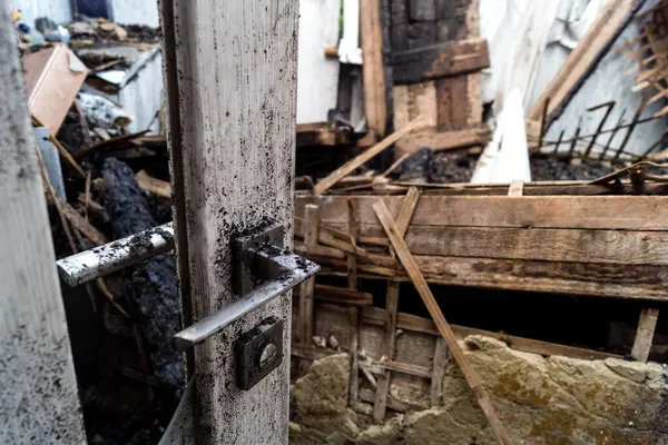 Kharkiv, Ukrayna, 11 Haziran 2025. Harkiv 'de tamamen yanmış bir apartman dairesinde iki Rus Shahed İHA' sının saldırısına uğramış bir manzara. Hasar çok büyüktü..