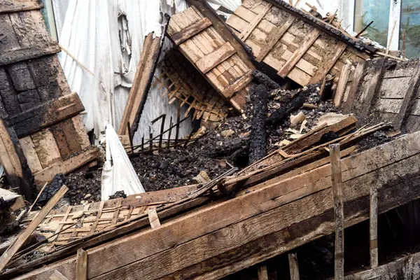 Kharkiv, Ukrayna, 11 Haziran 2025. Harkiv 'de tamamen yanmış bir apartman dairesinde iki Rus Shahed İHA' sının saldırısına uğramış bir manzara. Hasar çok büyüktü..