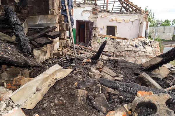 Kharkiv, Ukrayna, 11 Haziran 2025. Harkiv 'de tamamen yanmış bir apartman dairesinde iki Rus Shahed İHA' sının saldırısına uğramış bir manzara. Hasar çok büyüktü..