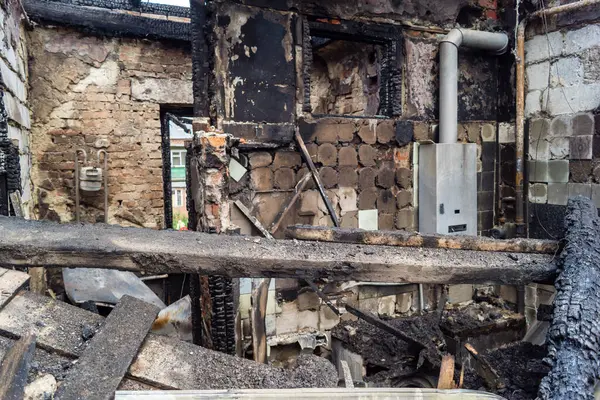 Kharkiv, Ukrayna, 11 Haziran 2025. Harkiv 'de tamamen yanmış bir apartman dairesinde iki Rus Shahed İHA' sının saldırısına uğramış bir manzara. Hasar çok büyüktü..