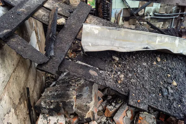 Kharkiv, Ukrayna, 11 Haziran 2025. Harkiv 'de tamamen yanmış bir apartman dairesinde iki Rus Shahed İHA' sının saldırısına uğramış bir manzara. Hasar çok büyüktü..