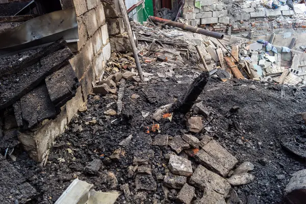 Kharkiv, Ukrayna, 11 Haziran 2025. Harkiv 'de tamamen yanmış bir apartman dairesinde iki Rus Shahed İHA' sının saldırısına uğramış bir manzara. Hasar çok büyüktü..