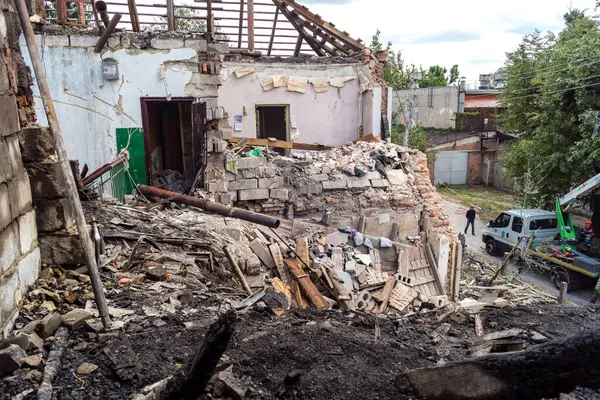 Kharkiv, Ukrayna, 11 Haziran 2025. Harkiv 'de tamamen yanmış bir apartman dairesinde iki Rus Shahed İHA' sının saldırısına uğramış bir manzara. Hasar çok büyüktü..