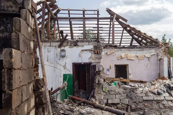 Kharkiv, Ukrayna, 11 Haziran 2025. Harkiv 'de tamamen yanmış bir apartman dairesinde iki Rus Shahed İHA' sının saldırısına uğramış bir manzara. Hasar çok büyüktü..