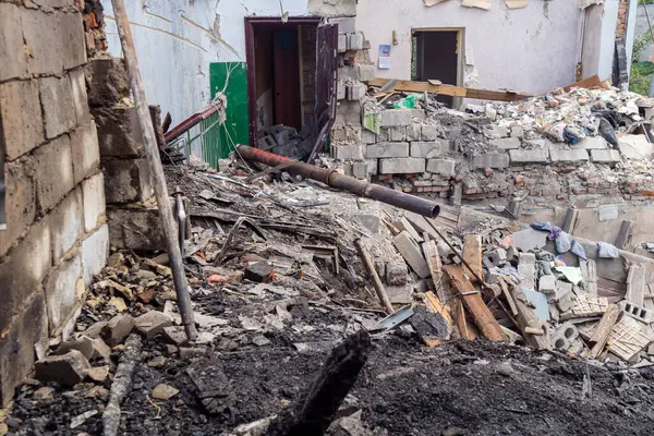 Kharkiv, Ukrayna, 11 Haziran 2025. Harkiv 'de tamamen yanmış bir apartman dairesinde iki Rus Shahed İHA' sının saldırısına uğramış bir manzara. Hasar çok büyüktü..