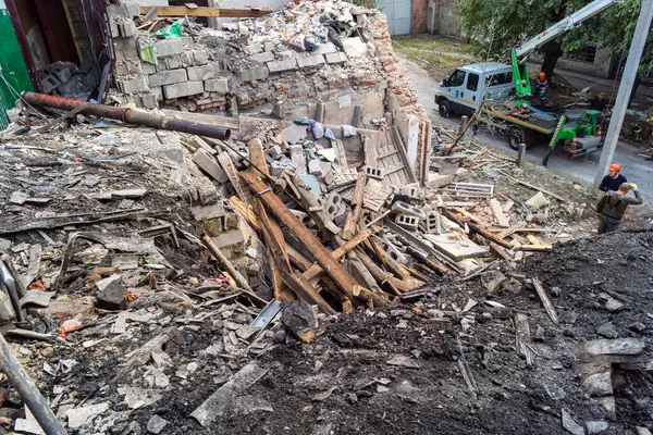 Kharkiv, Ukrayna, 11 Haziran 2025. Harkiv 'de tamamen yanmış bir apartman dairesinde iki Rus Shahed İHA' sının saldırısına uğramış bir manzara. Hasar çok büyüktü..