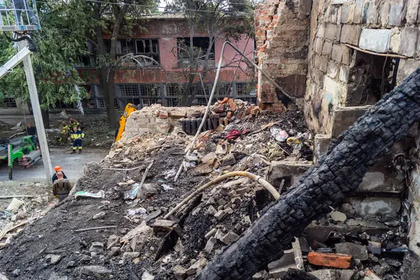 Kharkiv, Ukrayna, 11 Haziran 2025. Harkiv 'de tamamen yanmış bir apartman dairesinde iki Rus Shahed İHA' sının saldırısına uğramış bir manzara. Hasar çok büyüktü..