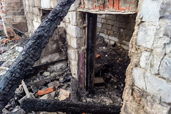 Kharkiv, Ukrayna, 11 Haziran 2025. Harkiv 'de tamamen yanmış bir apartman dairesinde iki Rus Shahed İHA' sının saldırısına uğramış bir manzara. Hasar çok büyüktü..