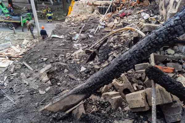 Kharkiv, Ukrayna, 11 Haziran 2025. Harkiv 'de tamamen yanmış bir apartman dairesinde iki Rus Shahed İHA' sının saldırısına uğramış bir manzara. Hasar çok büyüktü..